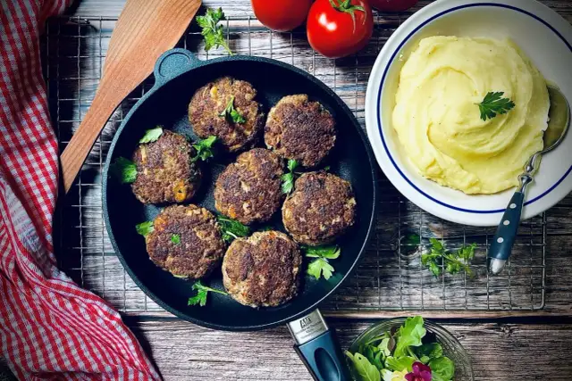 Herzhafte Frikadellen, frisch gebraten, serviert mit cremigem Kartoffelpüree. Ein klassisches Frikadellen Rezept für Genießer.