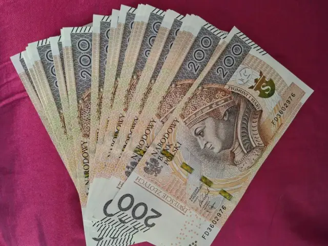 Stos banknotów po 200 zł. Taka kwota może być przeznaczona na amortyzację jednorazową.