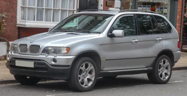 BMW X5 E53 - solidny SUV z eleganckim wnętrzem i wysokimi osiągami