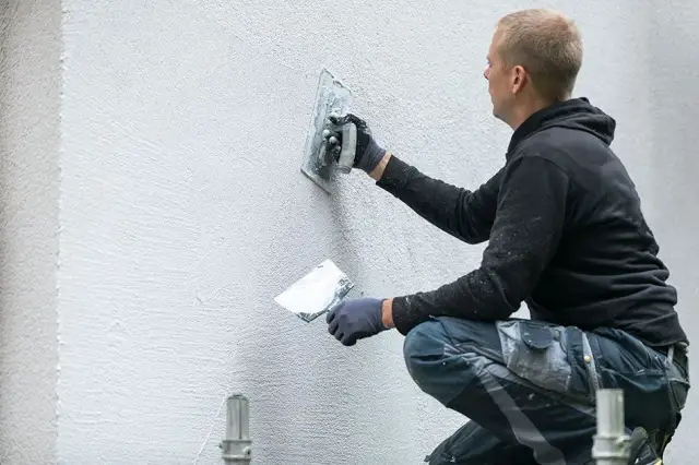 Jak wyrównać tynk na ścianie: skuteczne metody i praktyczne porady