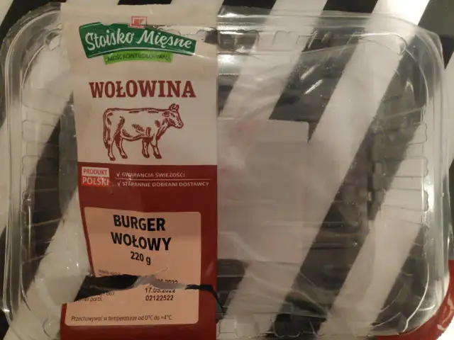 Ile kalorii ma burger wołowy? Sprawdź, co wpływa na kaloryczność