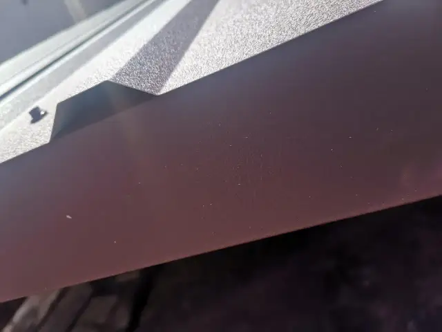 Dach z blachy trapezowej poci się od spodu, brak folii paroprzepuszczalnej. Widoczne krople kondensatu na spodniej stronie blachy.
