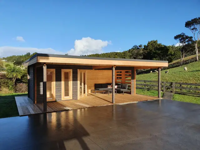 Modern casa con porche de madera y zona de estar exterior. Las medidas del porche de la casa son ideales para disfrutar del paisaje.