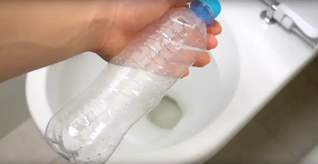 Jak wyczyścić plastikową butelkę z osadu? Domowe sposoby