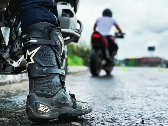 Jakie buty na motor wybrać, aby zapewnić sobie bezpieczeństwo i komfort