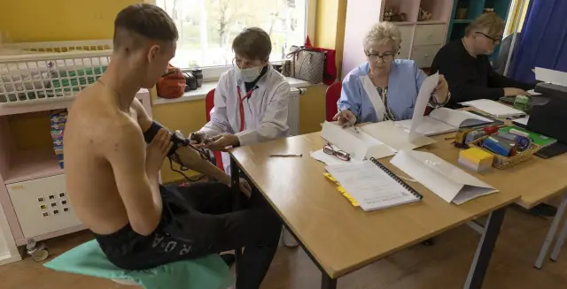 Jak wyglądają badania lekarskie do zawodowej służby wojskowej i co warto wiedzieć?