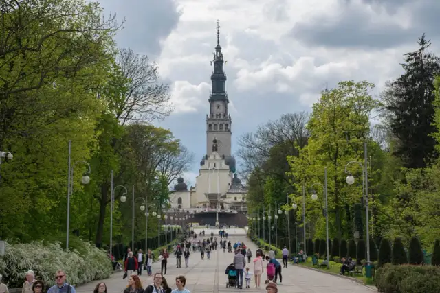 Gdzie jest Jasna Góra? Odkryj jej lokalizację i znaczenie w Częstochowie