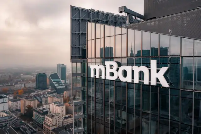 Nowoczesny budynek mBanku z widokiem na miasto. Szukasz informacji, jakie mBank jakie bankomaty oferuje?