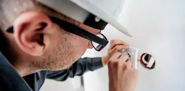 Praca elektryka w pojedynkę: Kiedy można, a kiedy nie?