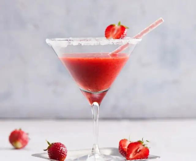 Truskawkowe Daiquiri: 4 składniki, 4 przepisy na lato!
