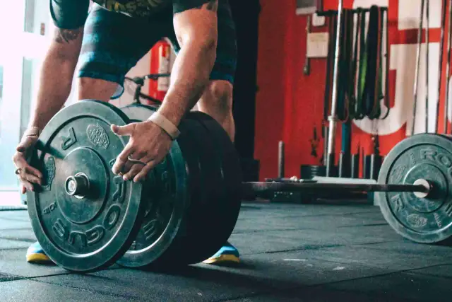Ile trwa trening crossfit? Poznaj szczegóły i czas poszczególnych etapów