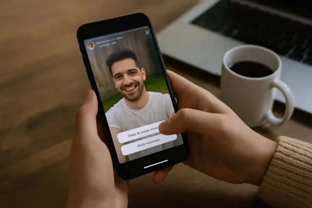 Chcesz wiedzieć, jak napisać do kogoś na IG? Na ekranie telefonu widzisz profil znajomego i opcje "Dodaj do swojej relacji" lub "Wyślij wiadomość".