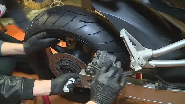 Ile kosztuje wymiana opon w motocyklu? Sprawdź, by nie przepłacić