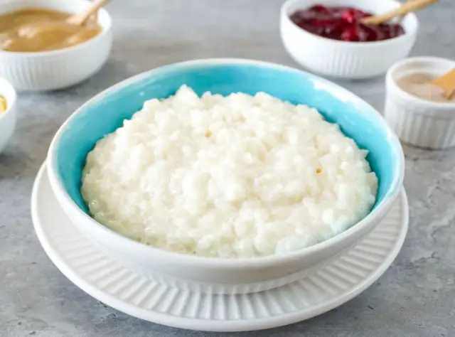 Cremiger Milchreis, perfekt für ein einfaches Milchreis Rezept. Dazu Apfelmus und Kirschen.