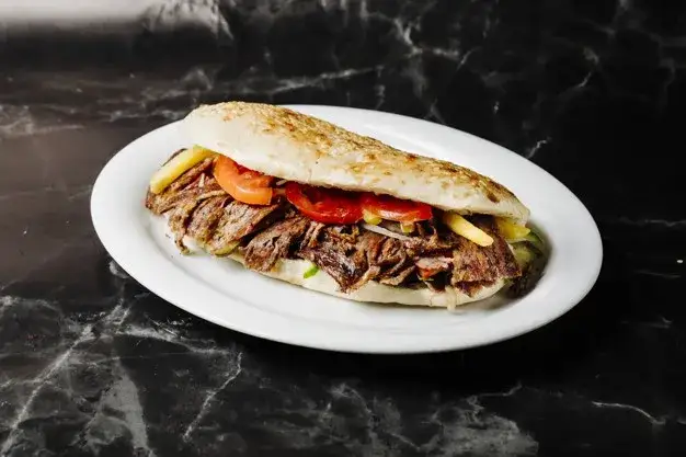Ile kcal ma kebab w picie? Szokująco wysokie wartości kalorii!