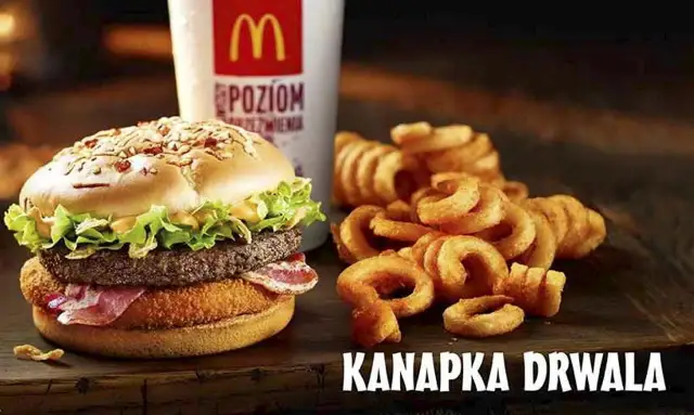 Burger Drwala z frytkami zakręconymi i kubkiem McDonald's.