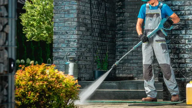 Impregnacja kostki brukowej: Poradnik DIY, koszty i wybór impregnatu