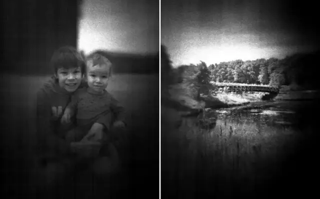 Dwaj bracia uśmiechają się do obiektywu. Po prawej stronie mostek nad rzeką, uchwycone techniką fotografia otworkowa.