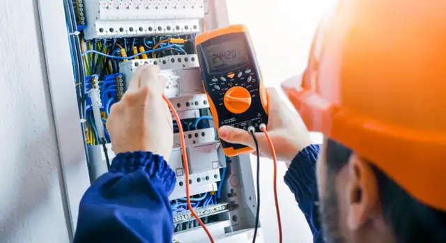 Elektryk: Kim jest? Obowiązki, uprawnienia SEP i przyszłość zawodu