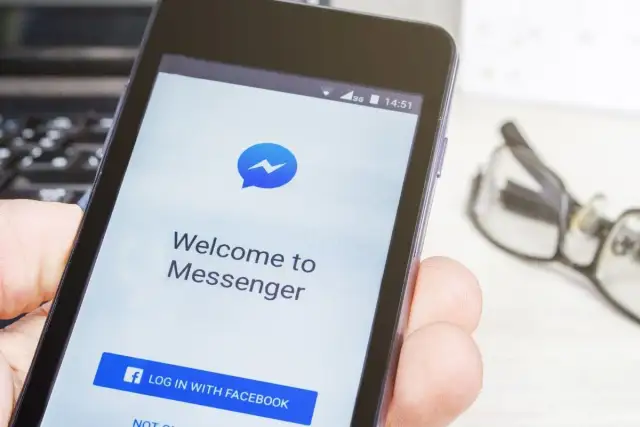 Ekran powitalny Messengera na telefonie, pokazujący jak zainstalować aplikację. Widoczny przycisk "Zaloguj się przez Facebook".