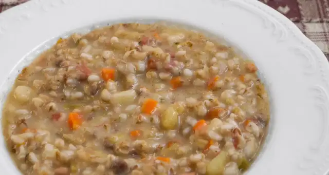 Minestra d'Orzo alla Trentina: Ricetta Tradizionale Facile