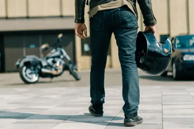 Jakie jeansy motocyklowe wybrać? Bezpieczeństwo i styl na drodze