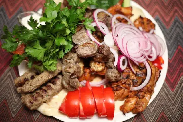 Iskender kebab: co to? Odkryj prawdziwy smak Turcji na talerzu
