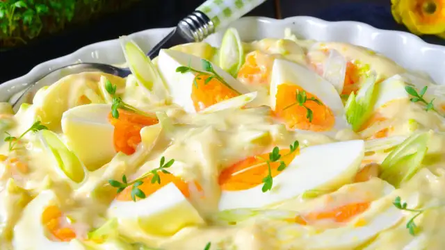 Cremiger Eiersalat mit Karottenstückchen und Frühlingszwiebeln, garniert mit Kresse. Ein köstlicher Salat, der an 7 Tassen Salat erinnert.
