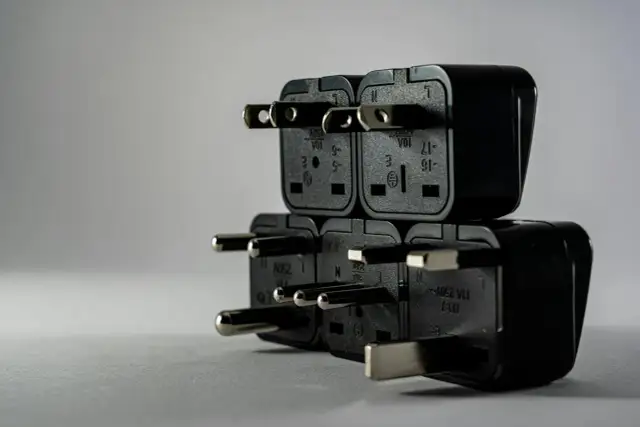 Stos wtyczek elektrycznych, symbolizujący brak jednej fazy w domu.
