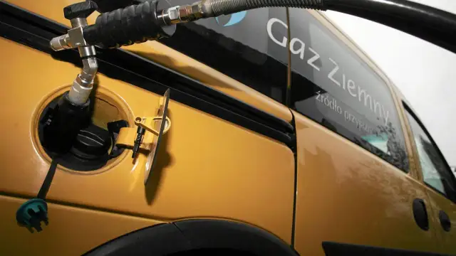 Tankowanie gazu ziemnego CNG do żółtego samochodu. Sprawdź, ile kosztuje gaz CNG i czy warto!