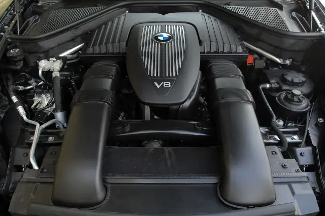 Silnik V8 BMW x5 e70, potężna jednostka napędowa z charakterystycznym logo BMW.