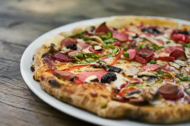 Kiedy jest Dzień Pizzy? Daty, promocje i ulubione smaki!