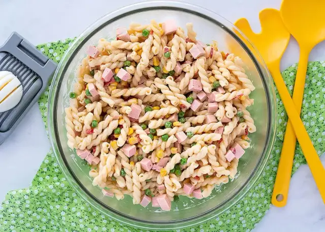 Ensalada de pasta con jamón, guisantes y maíz, cremosa y deliciosa. Perfecta para tu próxima receta ensalada de pasta con mayonesa.