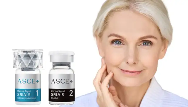 Piękna kobieta z delikatnymi zmarszczkami, obok niej dwa flakoniki z produktem ASCE+ Derma Signal SRLV-S, zawierającym egzosomy.