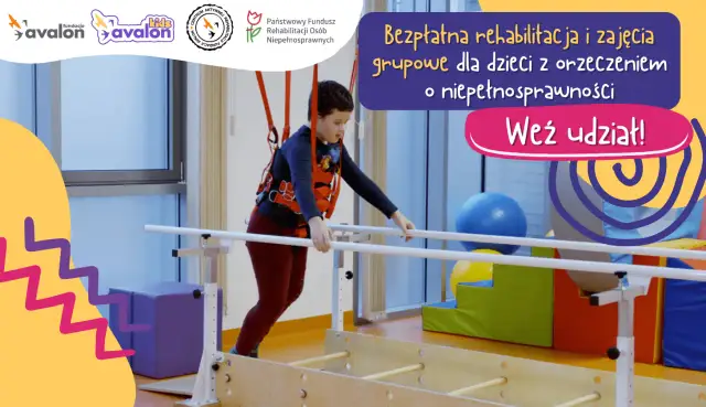 Chłopiec w kamizelce terapeutycznej ćwiczy na poręczach rehabilitacyjnych.