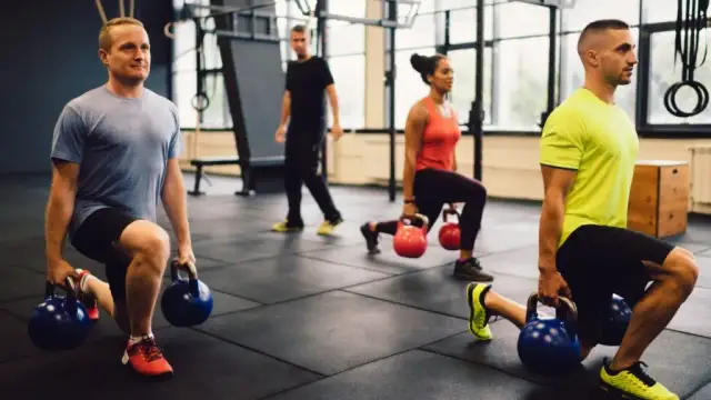 Czym jest crossfit? Odkryj jego zalety i unikalne ćwiczenia