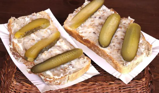 Chleb ze smalcem i ogórkiem kiszonym, jak u babci. Pyszny domowy smalec przepis babci.