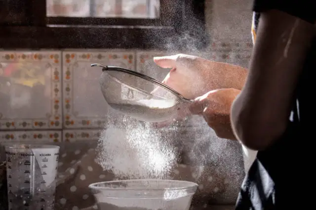Brak sitka? Przesiej mąkę! 5 trików na puszyste ciasto