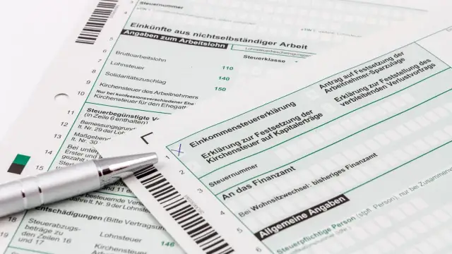 Deutsche Steuerformulare mit Stift und Barcode.
