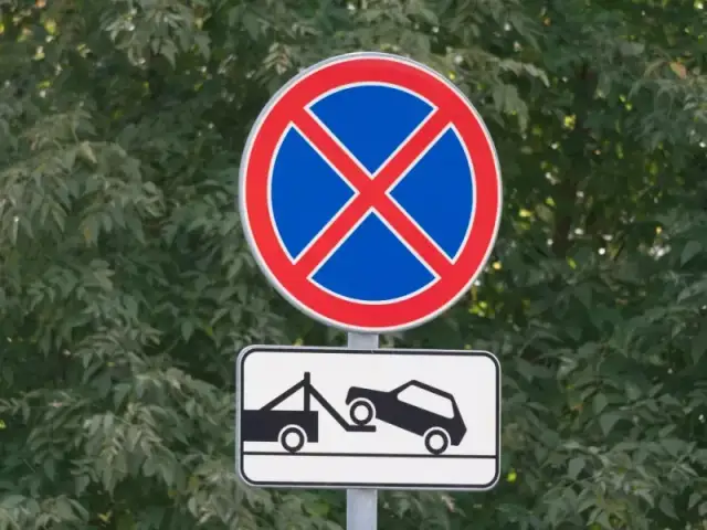 Mandat za parkowanie na chodniku – ile zapłacisz za wykroczenie?