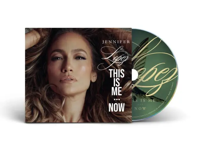 Jennifer Lopez w okładce albumu "This Is Me... Now". Jej twarz dominuje na okładce, a płyta CD obok zawiera tytuł.