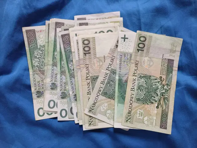 Stos stu-złotowych banknotów. Zastanawiasz się, ile można przelać z konta dziecka?