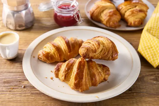Szybki przepis na pyszne croissanty z gotowego ciasta francuskiego