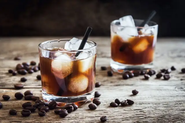 Czarny rusek drink - prosty przepis na idealny koktajl dla każdego