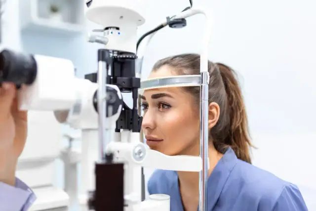 Poprawa wzroku bez okularów? Naturalne metody a laserowa korekcja
