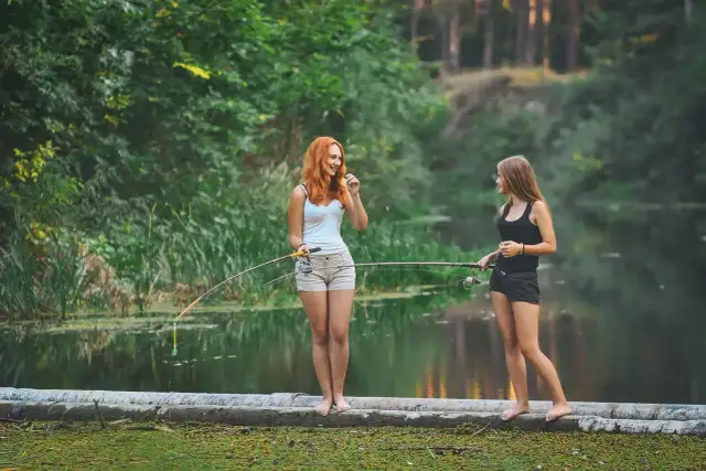 Dwie dziewczyny łowią ryby nad jeziorem wolickim.