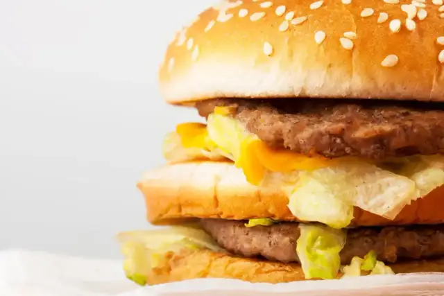 Podwójny burger z serem i sałatą, idealny po całym dniu pracy. Ciekawe, ile zarabia pracownik McDonald's za takie pyszności.