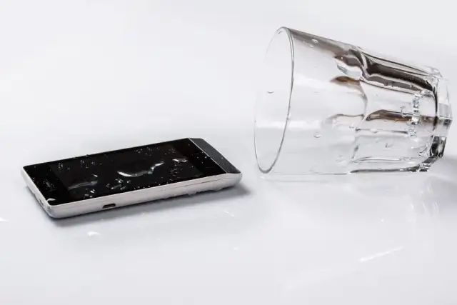 Skuteczne sposoby jak naprawić zalany głośnik w telefonie: poradnik krok po kroku