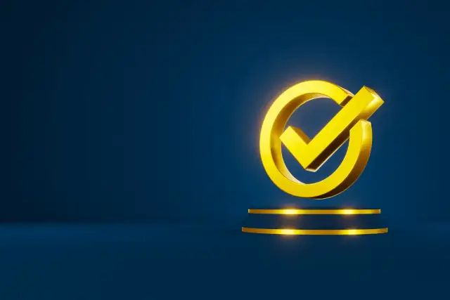 Złoty symbol zaznaczenia na ciemnoniebieskim tle, symbolizujący gwarancję rozruchową i pewność zakupu.