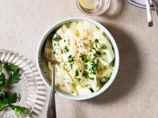 Kohlrabi-Gemüse in cremiger Soße, garniert mit frischen Kräutern. Eine köstliche low carb Option.